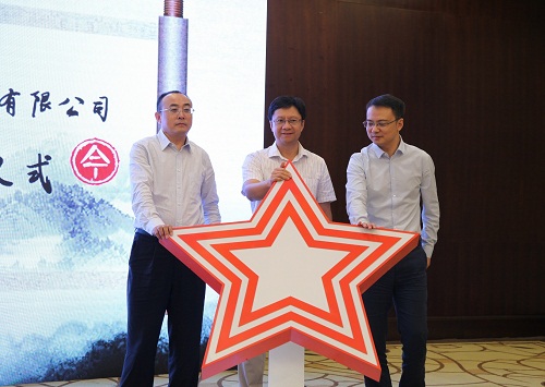 方正電子總裁楊斌（中）、華為中國區(qū)企業(yè)BG廣電媒資業(yè)務(wù)部副部長(zhǎng)張宏中（右一）、方正電子數(shù)字出版與教育業(yè)務(wù)部總經(jīng)理劉長(zhǎng)明（左一）共同發(fā)布融合云出版解決方案.jpg