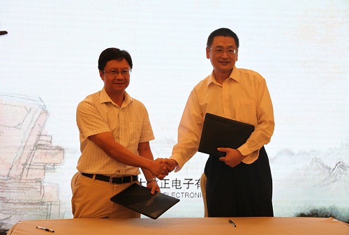 方正電子總裁楊斌（左）、國家開放大學(xué)出版?zhèn)髅郊瘓F(tuán)總編輯、中央廣播電視大學(xué)出版社總編輯任巖（右）代表雙方簽約.jpg